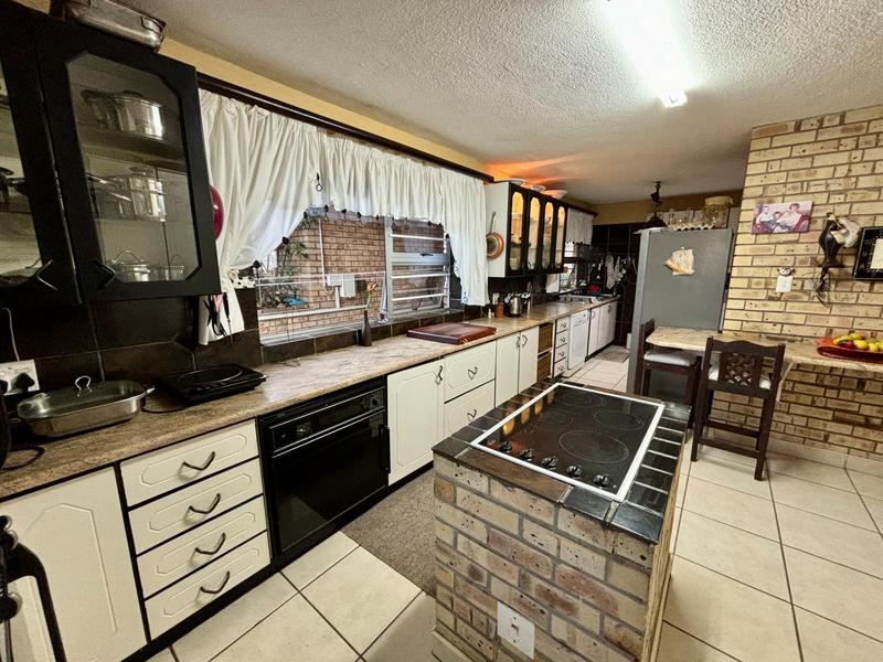 5 Bedroom Property for Sale in Wavecrest Eastern Cape